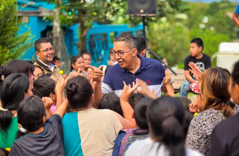 Alcalde Asley Cruz celebra el Día del Niño en la colonia Víctor Chávez