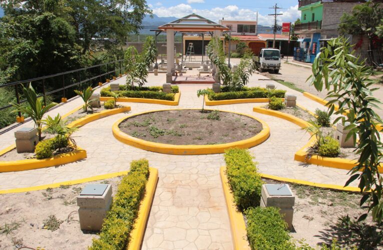 Alcalde Carlos Miranda supervisa avances de la construcción de una plaza en la colonia Prados de Comayagua