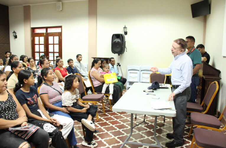 Alcaldía de Comayagua entrega becas a estudiantes de nivel secundario