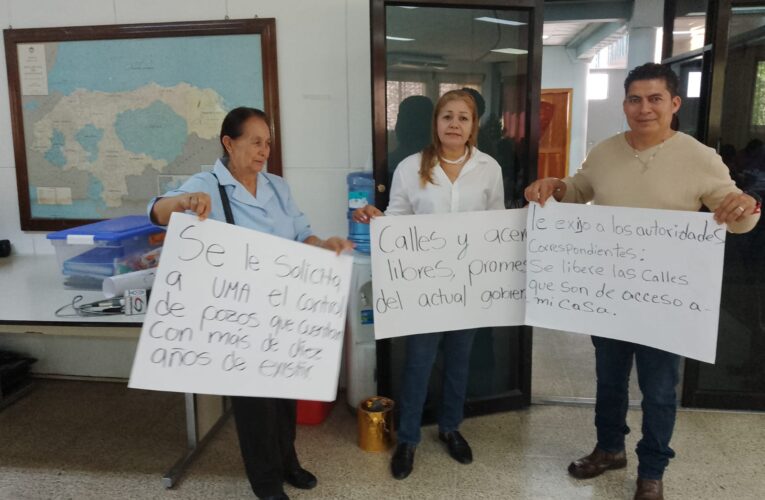 Familia protesta en la alcaldía de Siguatepeque exigiendo libre circulación hacia su vivienda