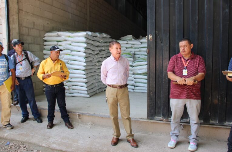 Alcaldía de Comayagua beneficia a muchos agrícolas con entrega de abono